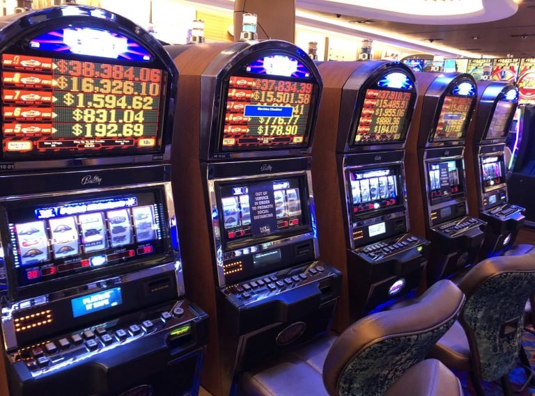 Kartu bonus harian bernuansa neon ungu